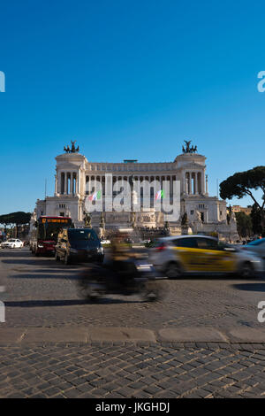 Streetview verticale del Vittoriano o Vittorio Emanuele II monumento di Roma. Foto Stock