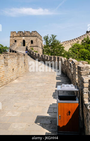 Un cestino della spazzatura in una sezione della Grande Muraglia della Cina Foto Stock