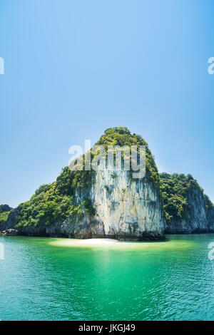 Nascosto Tropical Paradise Beach nella Baia di Halong, Vietnam Foto Stock