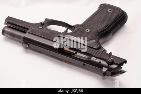 Un nero semi pistola automatica con una diapositiva aperto Foto Stock