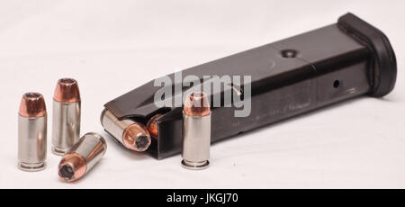 Pistola carica rivista con alcuni proiettili non caricato Foto Stock