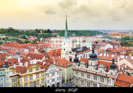 Paesaggio urbano di Praga con la caratteristica architettura Chech, dal di sopra Foto Stock