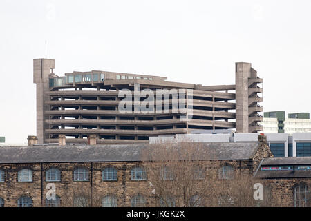 La Owen Luder progettato in stile brutalist parcheggio auto in Gateshead,visto da nord, poco prima della demolizione in 2009, Inghilterra, Regno Unito Foto Stock