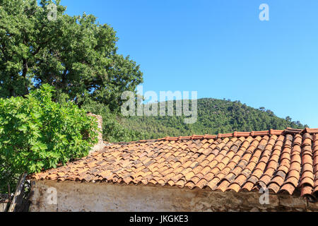 Tegola di Tetto e camino nel villaggio in Mugla, Turchia Foto Stock