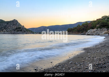Kizilca buk beach e mesutiye durante il tramonto in datca, Turchia Foto Stock