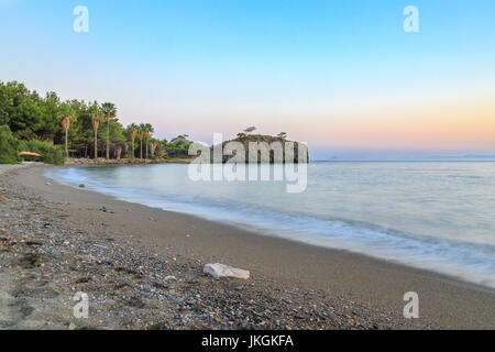 Kizilca buk spiaggia durante il tramonto con colori pastello in datca, Turchia Foto Stock
