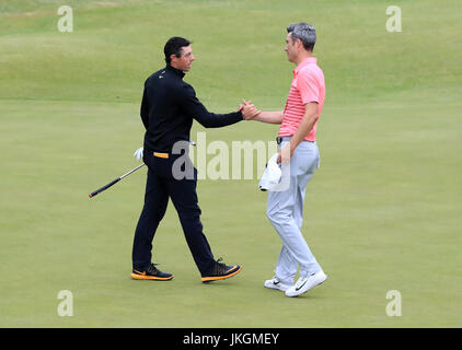 In Irlanda del Nord la Rory McIlroy (sinistra) e l'Inghilterra del Ross Fisher agitare le mani sul xviii durante il giorno quattro del Campionato Open 2017 al Royal Birkdale Golf Club, Southport. Foto Stock