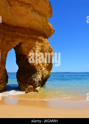 Famoso gap tra rocce di Camilo (spiaggia Praia do Camilo) a Algarve, Portogallo con mare turchese in background Foto Stock