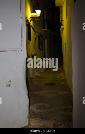 Un ritratto di vicoli oscurato e street, a Frigiliana, Andalusia, Spagna, Costa del Sol, Mediterranea. Foto Stock