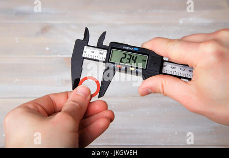 La misura del diametro della guarnizione usando un calibro digitale Foto Stock