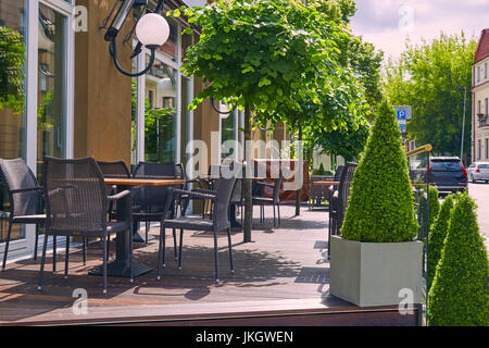 Tabelle vuote di un estate cafe nel centro della città di Vilnius Foto Stock