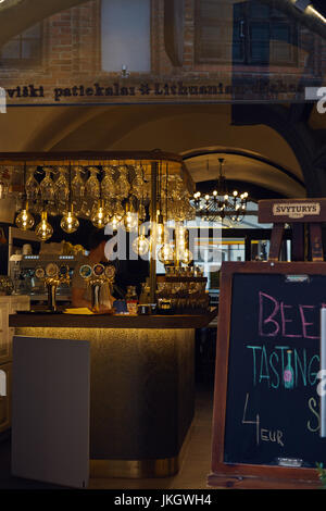 Bancone Bar di uno dei ristoranti sulla Pilies street. Vilnius, Lituania. Foto Stock