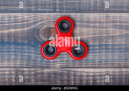 Red spinner si trova nel mezzo di un tavolo di legno Foto Stock