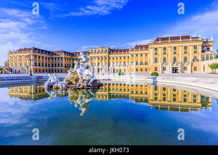 Vienna, Austria - 28 June, 2016: Palazzo di Schonbrunn. L'ex imperial residenza estiva è un sito Patrimonio Mondiale dell'UNESCO. Foto Stock