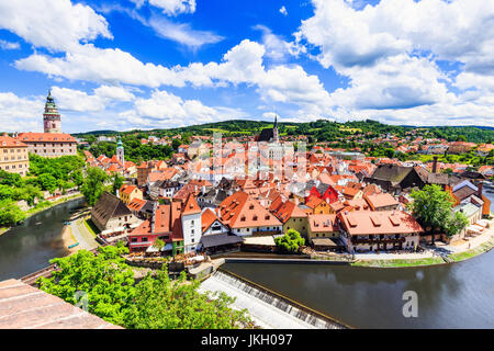 Cesky Krumlov, Repubblica Ceca. Il castello di stato, San Vito Chiesa e paesaggio. UNESCO - Sito Patrimonio dell'umanità. Foto Stock