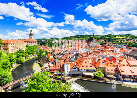 Cesky Krumlov, Repubblica Ceca. Il castello di stato, San Vito Chiesa e paesaggio. UNESCO - Sito Patrimonio dell'umanità. Foto Stock