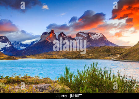 Parco Nazionale di Torres del Paine Cile. Lago Pehoe a sunrise. Foto Stock