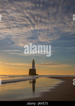 Rattray Capo Faro, Aberdeenshire, sulla costa est della Scozia, all'alba. Foto Stock