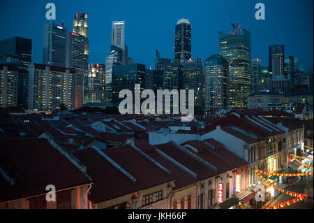 19.07.2017, Singapore, Repubblica di Singapore, in Asia - Una vista del negozio tradizionale case a Singapore il quartiere Chinatown con lo skyline della città. Foto Stock