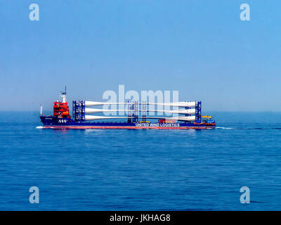 Pale di una turbina eolica di essere trasportati via mare Foto Stock