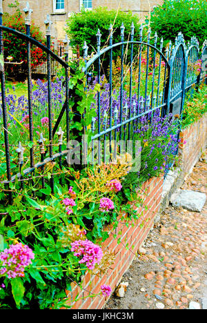 Fleur de Lys ringhiere confinanti con un Charmouth front-giardino, nel Dorset Foto Stock