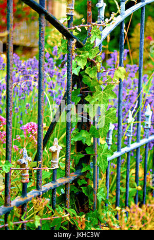 Fleur de Lys ringhiere confinanti con un Charmouth front-giardino, nel Dorset Foto Stock