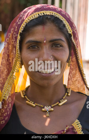 Donna che indossa velo e gioielli tradizionali all'annuale Fiera di Pushkar nel Rajasthan, India. Foto Stock