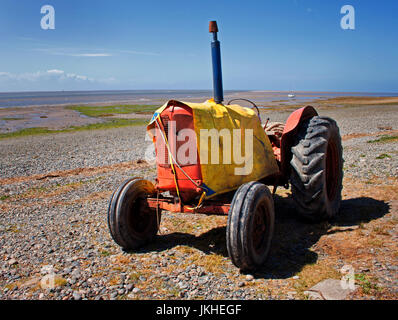 Un trattore coperto sulla spiaggia di Lytham Foto Stock