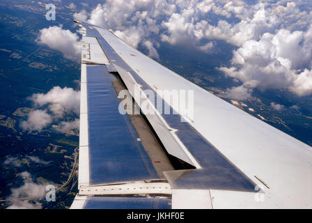 Alettone di un'ala di aeroplano durante il volo Foto Stock