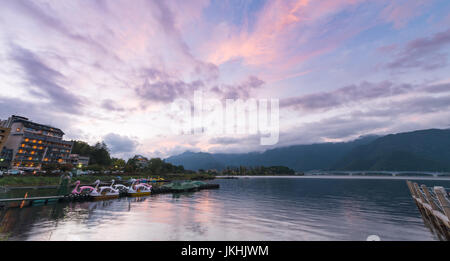 Yamanashi, Giappone - 18 ottobre: Kawaguchiko in Yamanashi, Giappone il 18 ottobre 2016. Hotels e resorts sono circondati Lago Kawaguchi ,Yamanashi Prefec Foto Stock