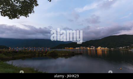 YAMANASHI, Giappone - 18 ottobre: Kawaguchiko in Yamanashi, Giappone il 18 ottobre 2016. Hotels e resorts sono circondati Lago Kawaguchi sulla sera,Yamana Foto Stock