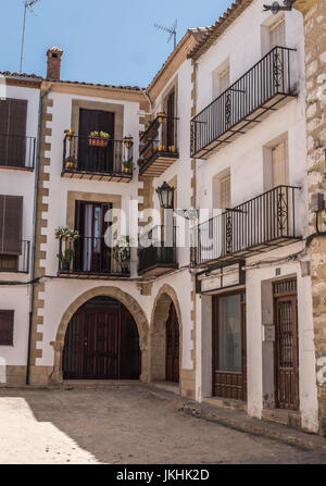 Tipica strada reminiscenza del medioevo nella zona della Città Vecchia, Baeza, Andalusia, Spagna Foto Stock