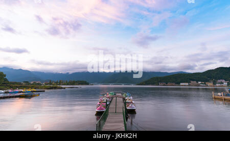 YAMANASHI, Giappone - 18 ottobre: Kawaguchiko in Yamanashi, Giappone il 18 ottobre 2016. Hotels e resorts sono circondati Lago Kawaguchi ,Yamanashi Prefec Foto Stock