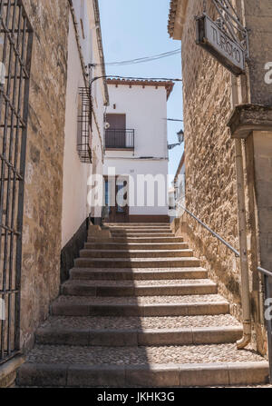 Tipica strada reminiscenza del medioevo nella zona della Città Vecchia, Baeza, Andalusia, Spagna Foto Stock