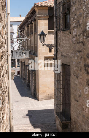 Tipica strada reminiscenza del medioevo nella zona della Città Vecchia, Baeza, Andalusia, Spagna Foto Stock