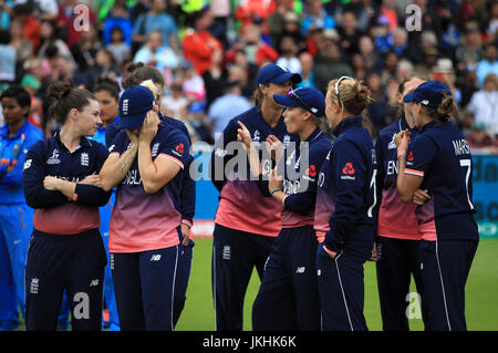 In Inghilterra i giocatori celebrare prima di ricevere i loro vincitori di medaglie durante l'ICC Coppa del Mondo Donne finale al Signore, Londra. Stampa foto di associazione. Picture Data: domenica 23 luglio, 2017. Vedere PA storia finale di cricket. Foto di credito dovrebbe leggere: John Walton/filo PA. Restrizioni: solo uso editoriale. Nessun uso commerciale senza il previo consenso scritto da parte della BCE. Immagine ancora utilizzare solo. Assenza di immagini in movimento per emulare broadcast. Non rimuovere od oscurare del logo dello sponsor. Foto Stock