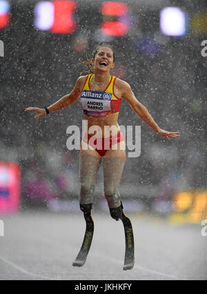 Spagna Sara Andres Barrio celebra tenendo il bronzo della donna 200m T44 Final durante il giorno dieci del 2017 World Para di Atletica a Londra Stadium. Foto Stock