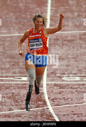 Netherland's Marlou Van Rhijn (centro) prende l'oro in Donne 200m T44 Final durante il giorno dieci del 2017 World Para di Atletica a Londra Stadium. Foto Stock