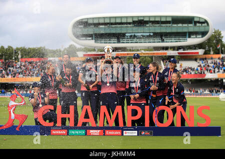 Inghilterra celebrare con il trofeo durante l'ICC Coppa del Mondo Donne finale al Signore, Londra. Stampa foto di associazione. Picture Data: domenica 23 luglio, 2017. Vedere PA storia finale di cricket. Foto di credito dovrebbe leggere: John Walton/filo PA. Restrizioni: solo uso editoriale. Nessun uso commerciale senza il previo consenso scritto da parte della BCE. Immagine ancora utilizzare solo. Assenza di immagini in movimento per emulare broadcast. Non rimuovere od oscurare del logo dello sponsor. Foto Stock