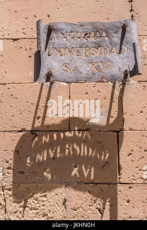 Indicatore metallico della vecchia università di Antonio Machado durante una giornata di sole a Baeza, Andalusia, Spagna Foto Stock