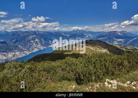 Panorama del meraviglioso Lago di Garda circondato da montagne in Riva del Garda Lago di Garda vista aerea, Italia Foto Stock