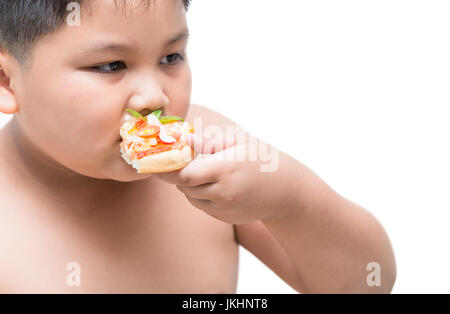 Obesi fat boy mangiare pesce, pizza concept il cibo spazzatura può causare obesità. isolato su sfondo bianco Foto Stock