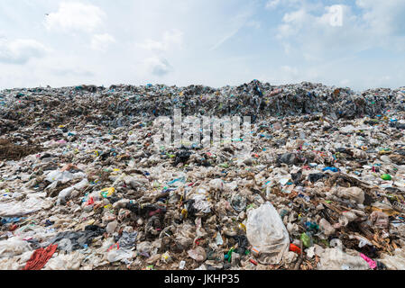 La montagna di rifiuti urbani in discarica per i rifiuti domestici, problema di inquinamento, il fuoco selettivo Foto Stock