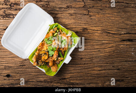 Ostriche - fritto croccante con cozze germoglio di fagiolo, croccante fritti frittella oyster nella casella di schiuma, vista dall'alto e spazio di copia Foto Stock