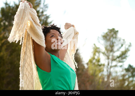 Donna con le braccia aperte in natura e aria fresca. Foto Stock