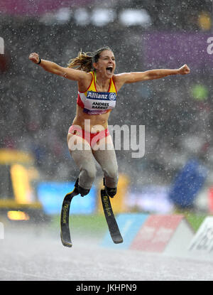 Spagna Sara Andres Barrio celebra tenendo il bronzo della donna 200m T44 Final durante il giorno dieci del 2017 World Para di Atletica a Londra Stadium. Foto Stock