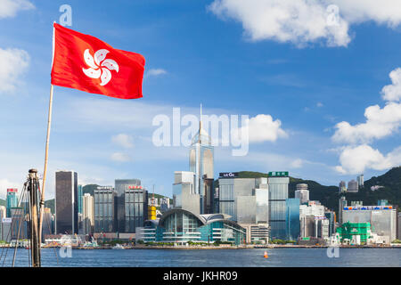 Hong Kong - Luglio 13, 2017: Hong Kong bandiera sventola su blu cielo nuvoloso sfondo nella parte centrale di della città di Hong Kong Foto Stock