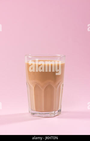 Caffè con latte su uno sfondo di colore rosa. Foto Stock