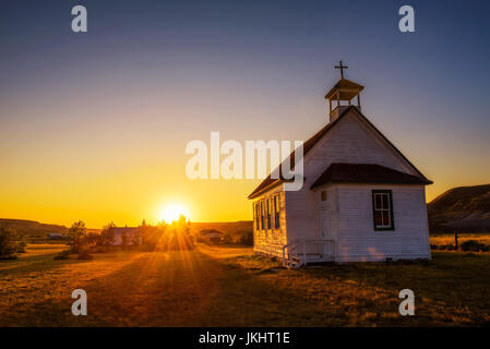 In estate il tramonto del vecchio pioniere in legno chiesa nella città fantasma di Dorothy in Alberta, Canada. Foto Stock