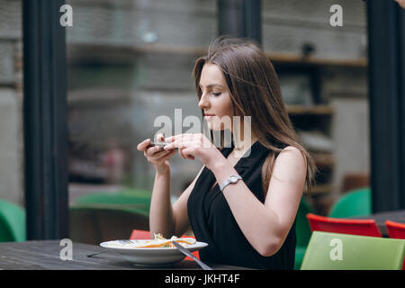 Bella ragazza fuori Foto Stock